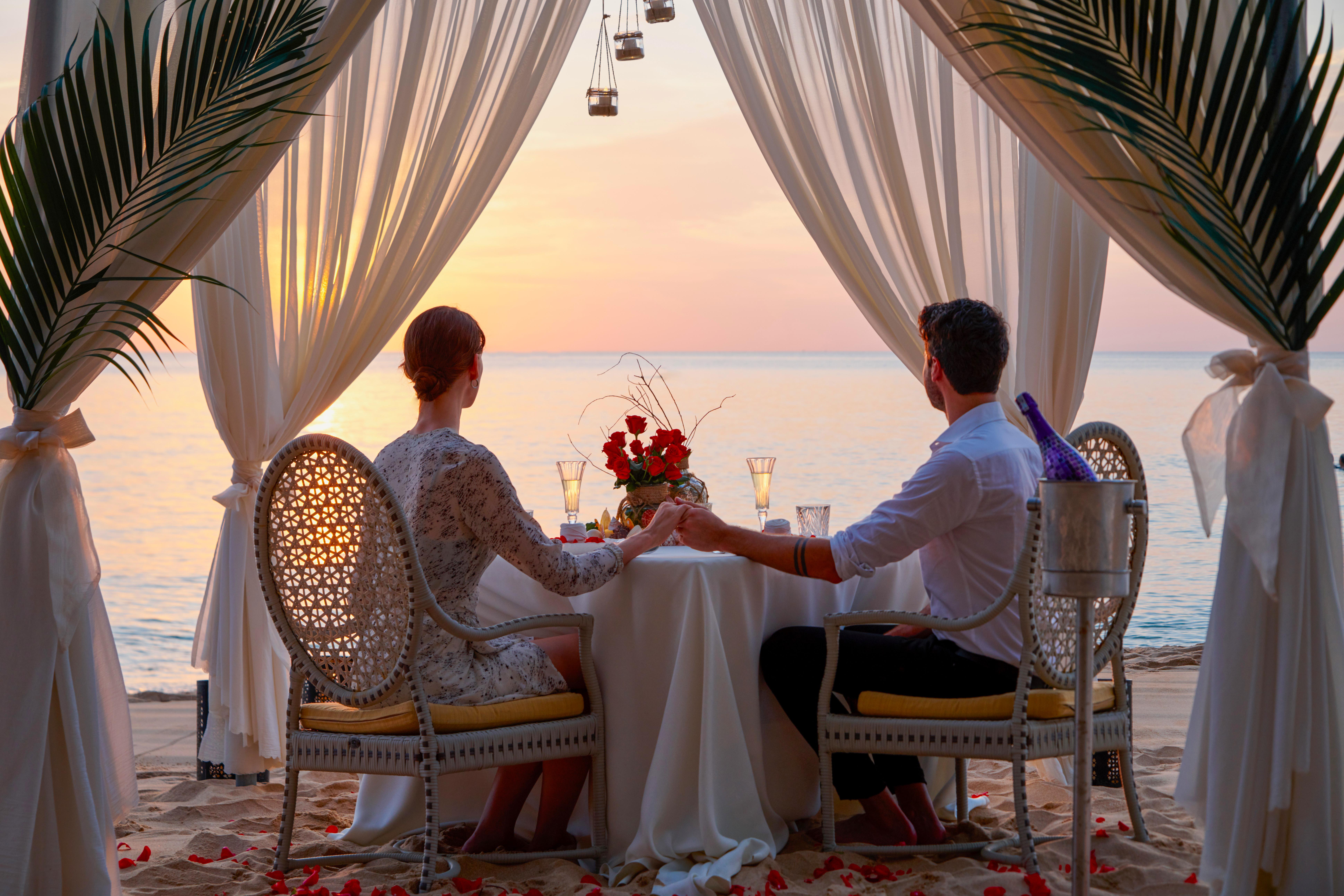 Salinda Resort Phu Quoc - Sparkling Wine Breakfast Eksteriør billede A couple dining at a resort